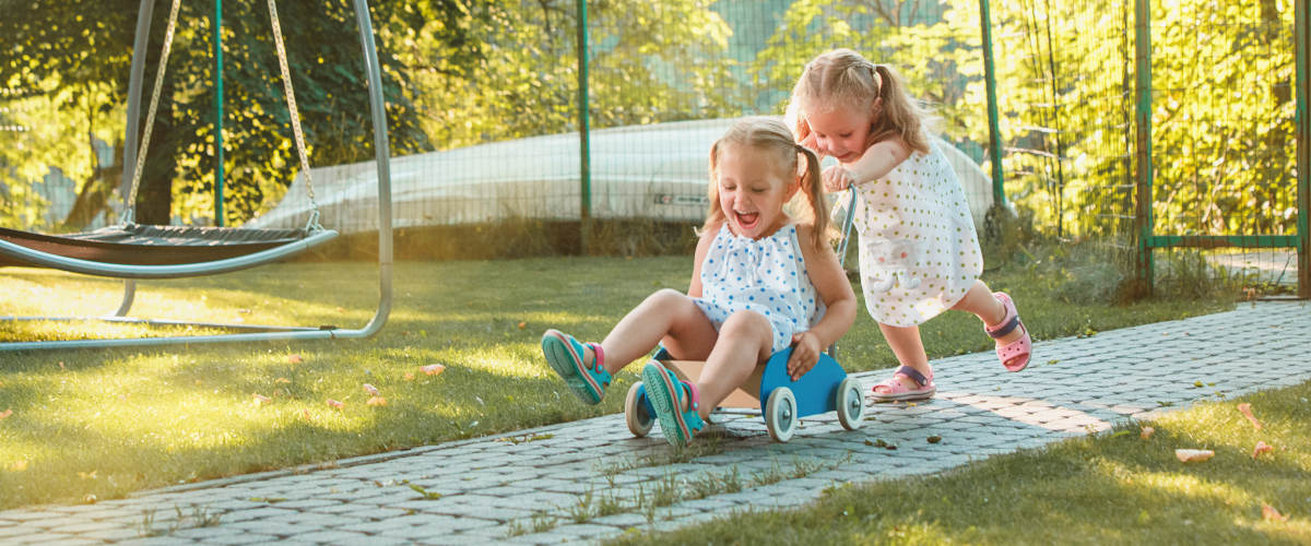Zabawki na podwórko i do ogrodu – czym można się bawić?