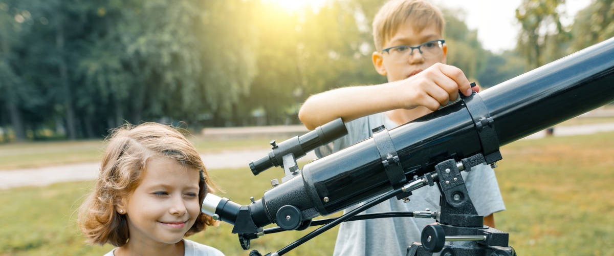Teleskop czy lornetka dla dziecka? Co wybrać na prezent?